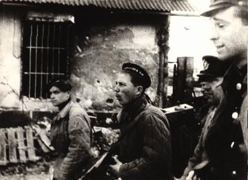 Úderná skupina Dunajskej vojenskej riečnej flotily kontraadmirála G. N. Cholosťakova na Šancovej ulici v Bratislave 4. 4. 1945