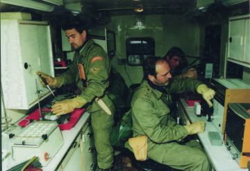 Čs. protichemický prápor v Perzskom zálive - 1990-1991 - v pojazdnom chemickom laboratóriu - zbierka Pavol Vitko