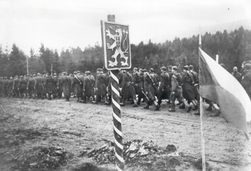 Československí vojaci vchádzajú na pôdu oslobodenej vlasti, dňa 6.10.1944.