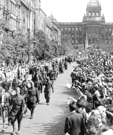 Pochod jednotiek 1. čs. armádneho zboru v Prahe 17.5.1945