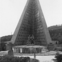 Dukla - Pohľad na Pamätník čs. armády - druhé súsošie 1954