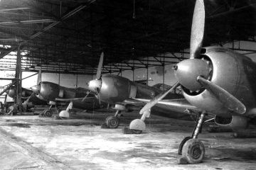 Lietadlá Lavočkin LA-5FN 1. čs. stíhacieho pluku v ZSSR v hangári letiska Tri Duby