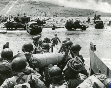 Americkí vojaci pri vylodení na pláži Omaha.