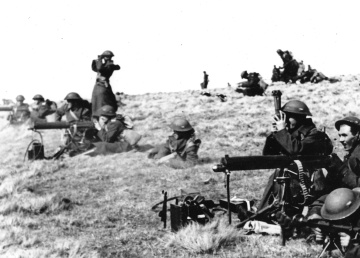 Vojaci guľometnej roty 1. čs. zmiešanej brigády vo Veľkej británii pri ostrých streľbách (jeseň 1940)