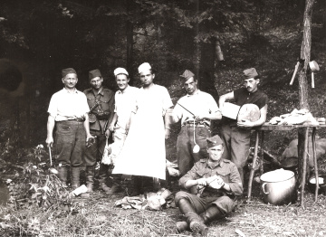  Kuchári a zásobovači partizánskeho oddielu Jána Reptu v čase Slovenského národného povstania 1944. 