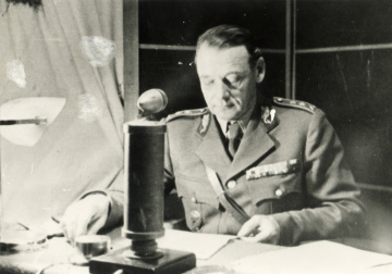 Generál Rudolf Viest pri prejave v Slobodnom slovenskom vysielači v Banskej Bystrici 8. októbra 1944.