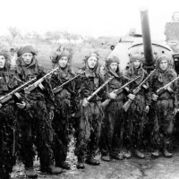 Príslušníci práporu samopalníkov 1. čs. samostatnej tankovej brigády.