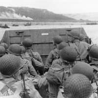 Americkí vojaci sa pripravujú na vylodenie v Normandii