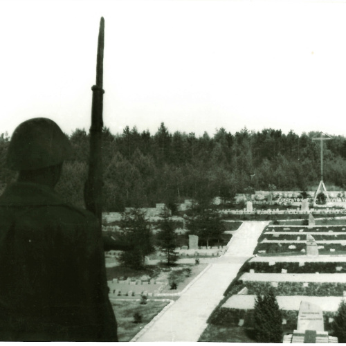 Pamätník a vojnový cintorín na Dukle krátko po dokončení výstavby