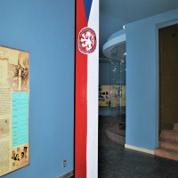 Fotografia č. 5 Zrekonštruovaný originál československého hraničného orientačného stĺpu umiestnený v prvej časti expozície VHÚ – Mo VHM Svidník (1)