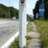 Fotografia č. 1 Originál čs.  hraničného orientačného stĺpu osadený  na hraničnom priechode vo Vyšnom Komárniku s úpravou charakteristickou po roku 1993.