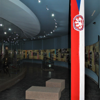 Fotografia č. 3 Zrekonštruovaný originál československého hraničného orientačného stĺpu umiestnený v prvej časti expozície VHÚ – Mo VHM Svidník