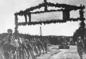 Vojaci 1. čs. armádneho zboru vstupujú na pôdu Československa.