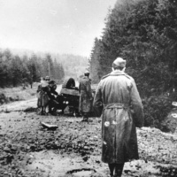Automobil gen. J. Vedrala – Sázavského po výbuchu míny na ceste v Duklianskom priesmyku 6. 10. 1944.
