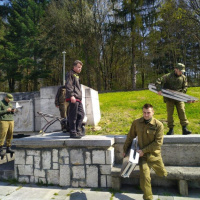 Osasdenie bronzových tabúľ na pamätníku sovietskej armády
