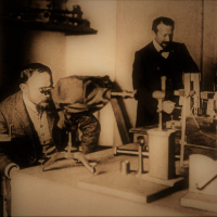 3. M. R. Štefánik (vľavo) vo výskumnom laboratóriu hvezdárne Meudon pri Paríži, rok 1905.