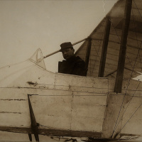 4. Štefánik v lietadle Farman MF.11 na francúzskom fronte v roku 1915.