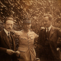 8. Brigádny generál Štefánik (uprostred) s českým maliarom L. Strimplom (vľavo) a tajomníkom ČSNR Dr. I. Markovičom v lete 1918 v Paríži.