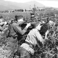 Príslušníci 1. čs. armády na Slovensku pri streľbe na nepriateľa