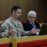 Vojenský duchovný kpt. Mgr. Viktor Sabo pri prednáške o novodobých kapitánoch OS SR 