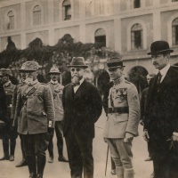 Zľava  E. Fournol, generál  A. Graziani, N. Simon, plukovník M. R.  Štefánik a Dr. L. Sychrava pri prehliadke čs. čestného práporu  v kasárňach Filiberta Savojského v Ríme; 25. máj 1918.   
