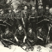 Samostatný partizánsky oddiel Jána Reptu v doline Lopušná, pred prvým bojom proti Nemcom (veliteľ oddielu Ján Repta, 5. zľava). September 1944