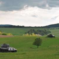 Pohľad na stredné tanky T-34/85 z drevenej vyhliadky na lúke medzi obcami Nižná Pisaná, Kružlová a Kapišová, 2018.