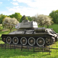 Stredný tank T-34/85 v bojovom postavení nachádzajúci sa v obci Vyšná Pisaná, 2018.