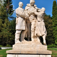 Súsošie „Stretnutie“ od akademického sochára Jana Hanu na Pamätníku sovietskej armády vo Svidníku (september 2018)