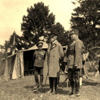Prezident republiky Tomáš Garrigue Masaryk so zemským vojenským veliteľom v Košiciach, armádnym generálom Josefom Šnejdárekom, počas manévrov čs. armády v priestore Braniska roku 1930.