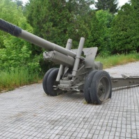 152 mm kanónová húfnica vzor 37 - areál vstupu na Pamätník Sovietskej armády vo Svidníku - ľavá strana - 2016