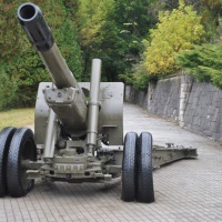 152 mm kanónová húfnica vzor 37 - areál vstupu na Pamätník Sovietskej armády vo Svidníku - ľavá strana - 2018