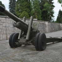 152 mm kanónová húfnica vzor 37 - areál vstupu na Pamätník Sovietskej armády vo Svidníku - pravá strana - 2016