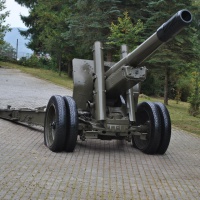 152 mm kanónová húfnica vzor 37 - areál vstupu na Pamätník Sovietskej armády vo Svidníku - pravá strana - 2018