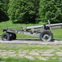 Stredný delostrelecký ťahač ATS-712 a 152 mm kanónová húfnica vzor 37 - Park bojovej techniky Svidník - 2016