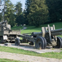 Stredný delostrelecký ťahač ATS-712 a 152 mm kanónová húfnica vzor 37 - Park bojovej techniky Svidník - 2018