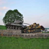 Stredný tank T-34-85 a stredný tank PzKpfw IV - Pomník TARAN - rázcestie Kapišová - 2016