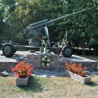 85 mm protilietadlový kanón vz. 44 v obci Kamienka okres Humenné (september 2018)