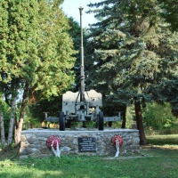 85 mm protilietadlový kanón vz. 44 v obci Pčoliné okres Snina (september 2018)