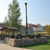 85 mm protilietadlový kanón vz. 44 v obci Pichné okres Snina (september 2018)