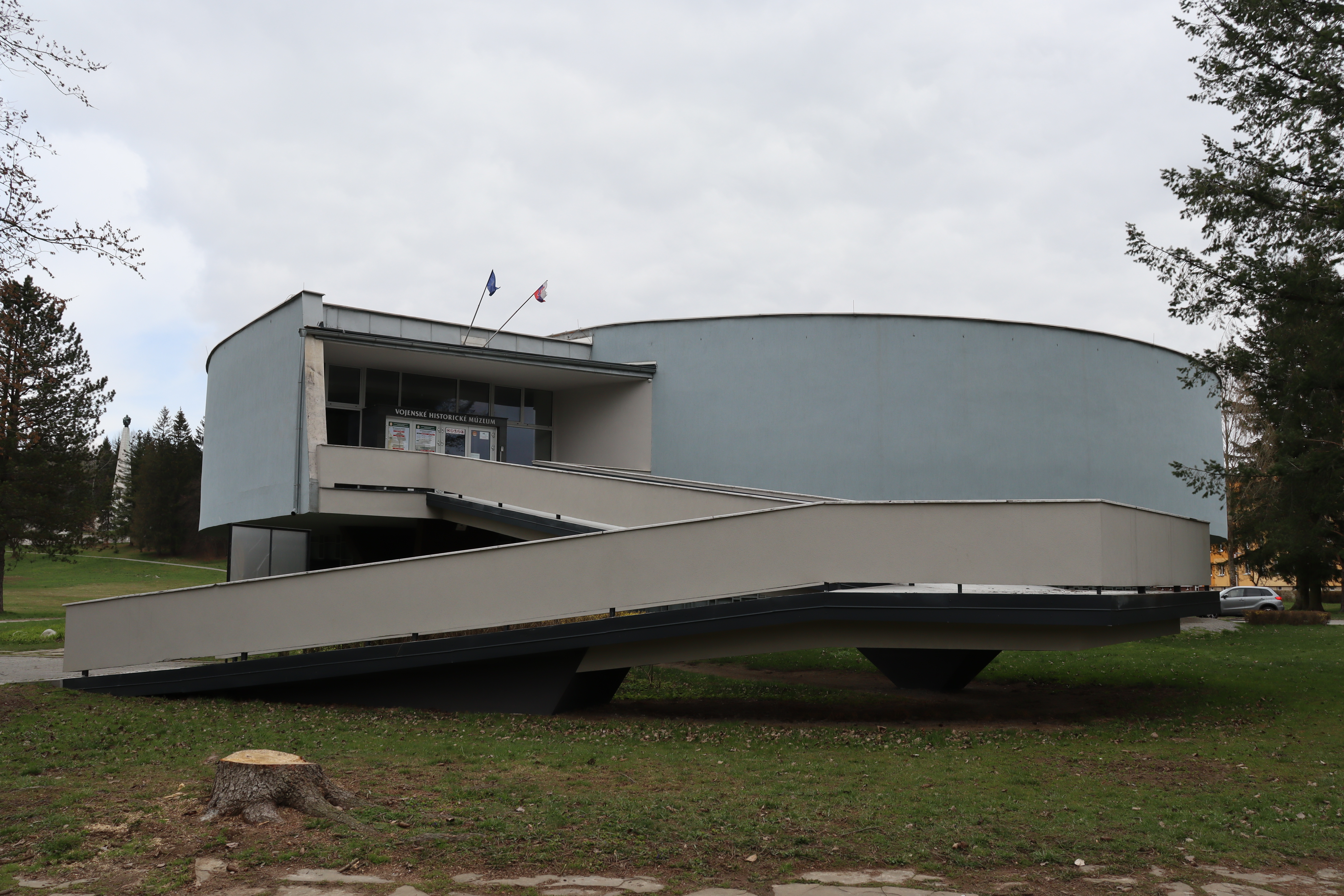 Budova Centrálnej expozície Vojenského historického múzea Mo Svidník (júl 2025)