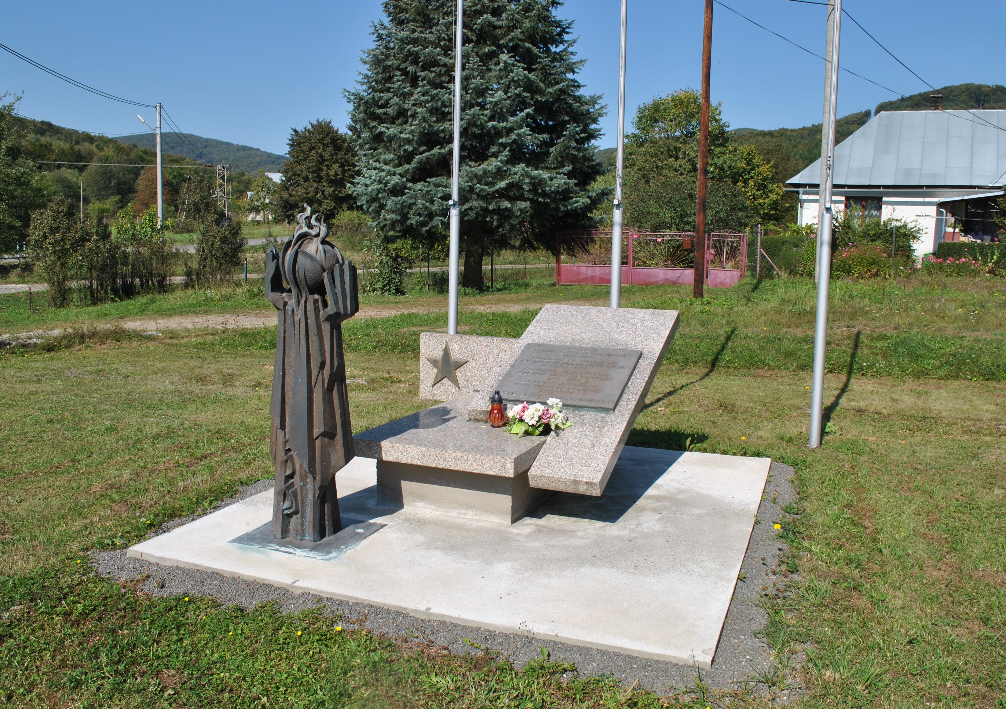 Pomník sovietskym letcom v obci Dlhoňa