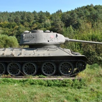 stredný tank T34-85 zo symboliky Tanková rota v útoku v obci Kružlová v Údolí smrti v okrese Svidník (2.) (september 2018)