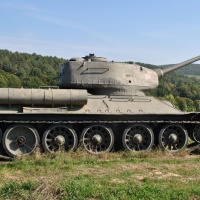stredný tank T34-85 zo symboliky Tanková rota v útoku v obci Kružlová v Údolí smrti v okrese Svidník (6.) (september 2018)