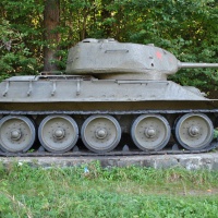 stredný tank T34-85 zo symboliky Tanková rota v útoku v obci Kružlová v Údolí smrti v okrese Svidník (1.) (september 2018)