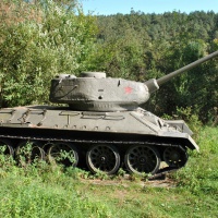 stredný tank T34-85 zo symboliky Tanková rota v útoku v obci Kružlová v Údolí smrti v okrese Svidník (3.) (september 2018)