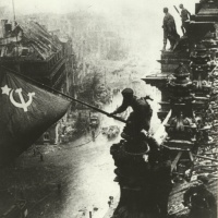 Vztyčovanie sovietskej zástavy na budove Reichstagu.