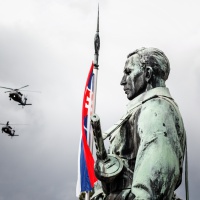 Prelet nových viacúčelových vojenských vrtuľníkov UH-60M Black Hawk ponad sochu sovietského vojaka 06.10.2019