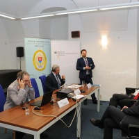 S mikrofónom moderátor podujastia Juraj Lepiš z M SNP