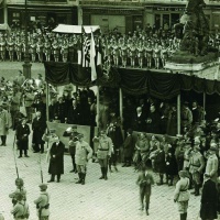 Odovzdanie bojovej zástavy 23. čs. streleckému pluku pred odchodom do vlasti, za účasti ministra Edvarda Beneša, na námestí Cognacu vo Francúzsku 22. decembra 1918. Pluk vznikol 3. 12. 1918 prevažne zo slovenských príslušníkov 21. a 22. čs. strel. pluku.